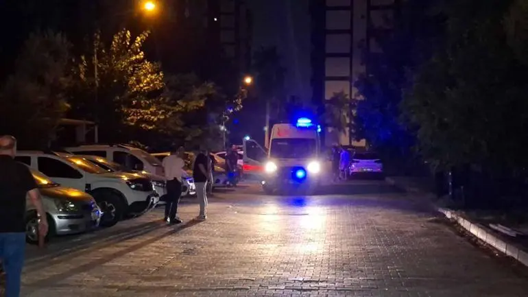 Boşanma aşamasındaki eşini 7 yaşındaki kızlarının gözü önünde öldürmüş
