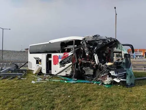 Yolcu otobüsü, bariyer ve tabelaya çarptı: 4ü ağır, 13 yaralı