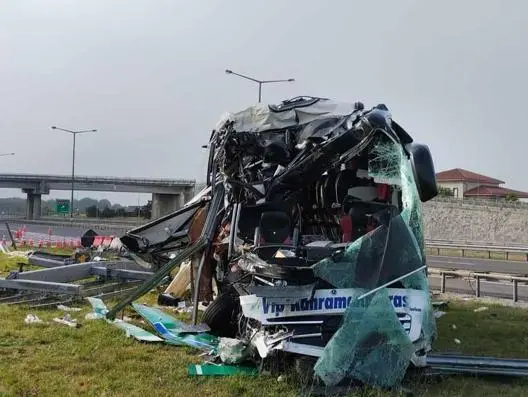 Yolcu otobüsü, bariyer ve tabelaya çarptı: 4ü ağır, 13 yaralı