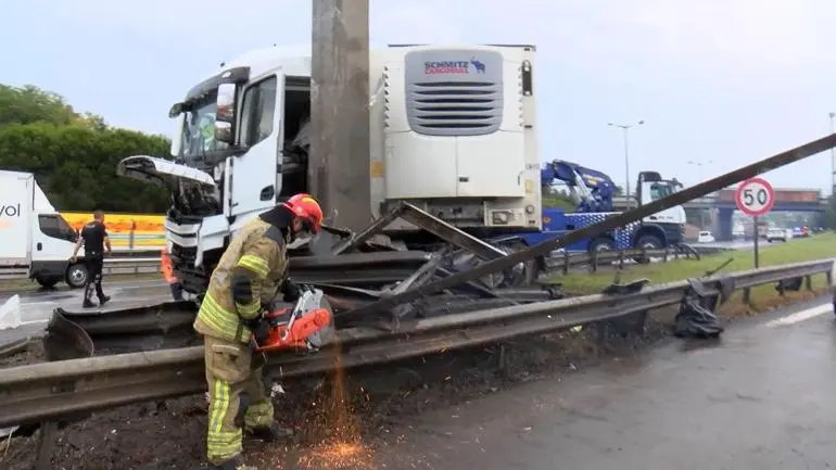 Pendik Tem Otoyolu’nda şoförün kontrolünü kaybettiği TIR bariyerlere çarptı