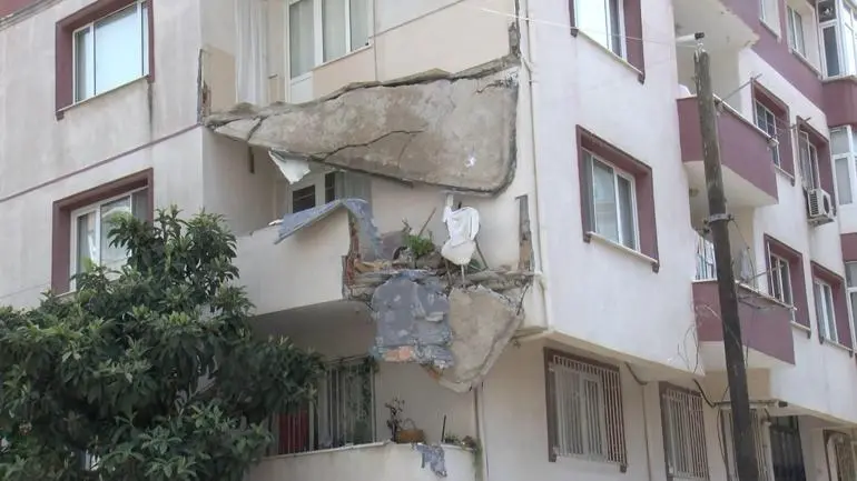 Küçükçekmecede 5 katlı binada dairenin balkonu çöktü: Deprem oluyor zannedildi