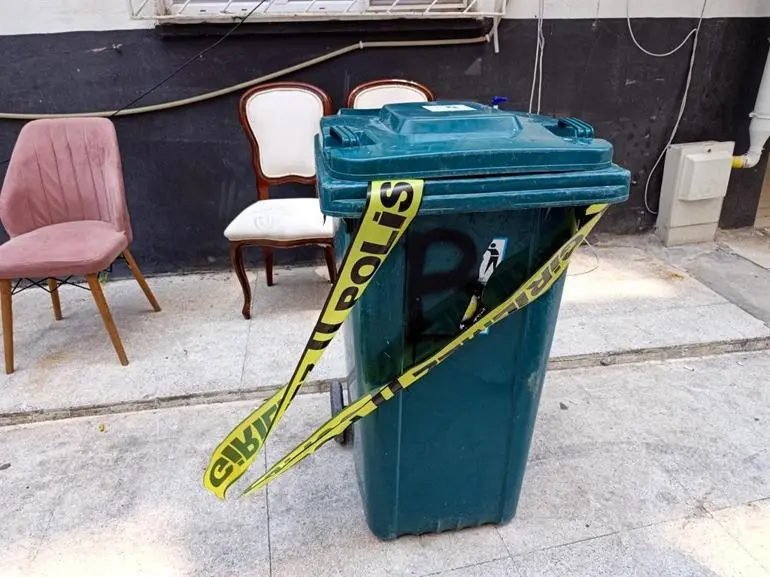 2 çocuğunun annesini çekiçle dövüp, bıçakla boğazını kesti