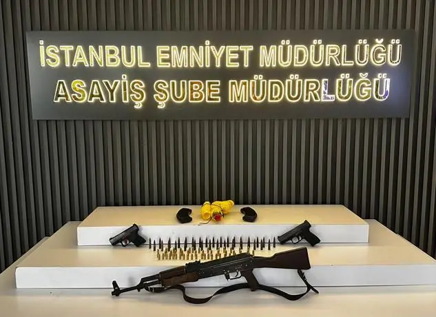 Eyüpsultanda durdurulan motosiklette uzun namlulu silah ve el yapımı bomba ele geçirildi: 3 tutuklama