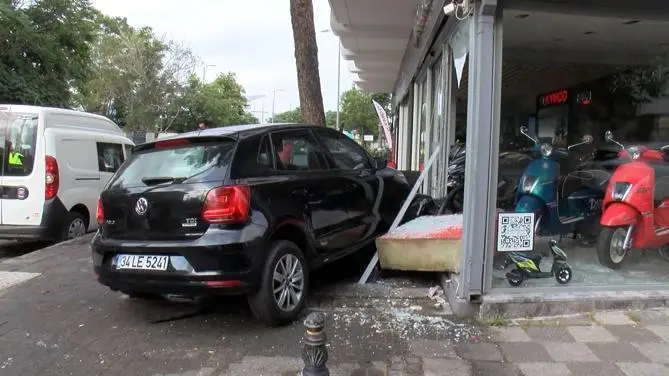 Kadıköy’de sürücüsünün direksiyon hakimiyetini kaybettiği otomobil dükkana girdi