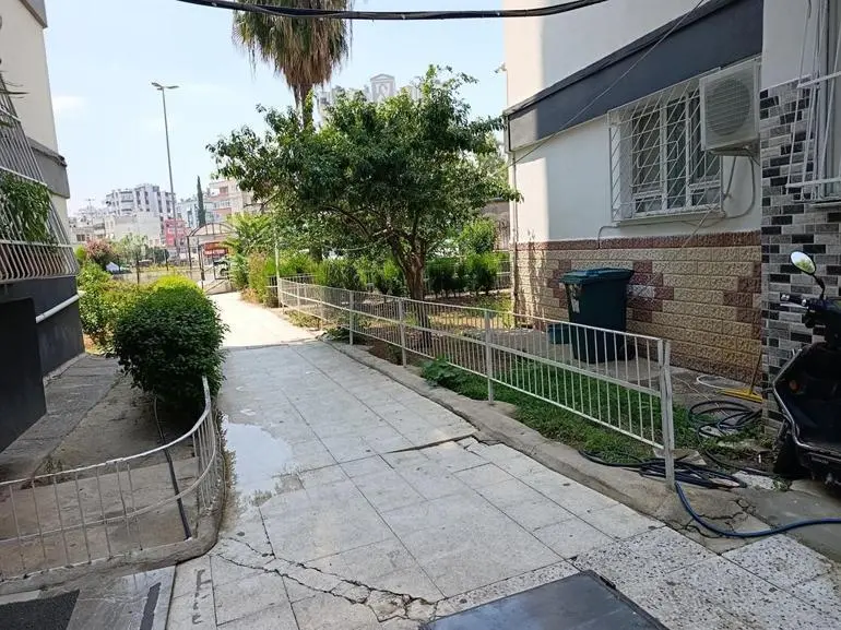 2 çocuğunun annesini çekiçle dövüp, bıçakla boğazını kesti