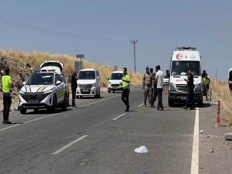 Diyarbakır’da öğrenci servisi ile otomobil çarpıştı: 19 yaralı