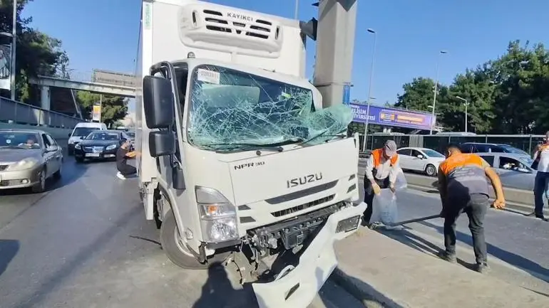 Bahçelievler D-100de kamyonet direğe çarptı; şoför yaralandı