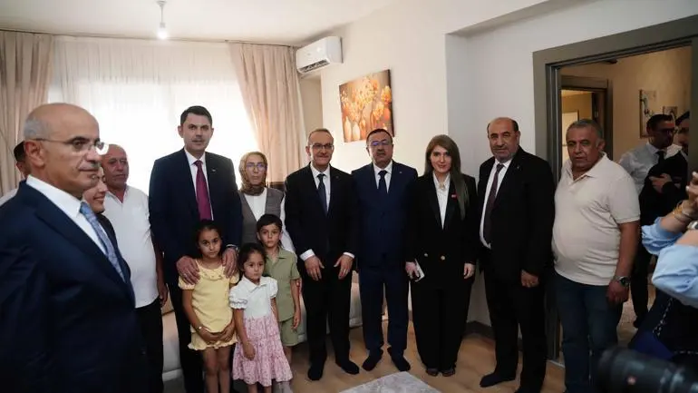 Bakan Kurum Malatya’da Bakırcılar Çarşısı’nı açtı, depremzede aileye misafir oldu