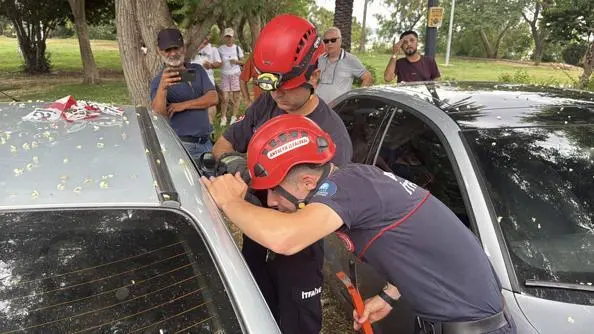 Otomobilde kilitli kalan 1 yaşındaki Firuzu itfaiye kurtardı