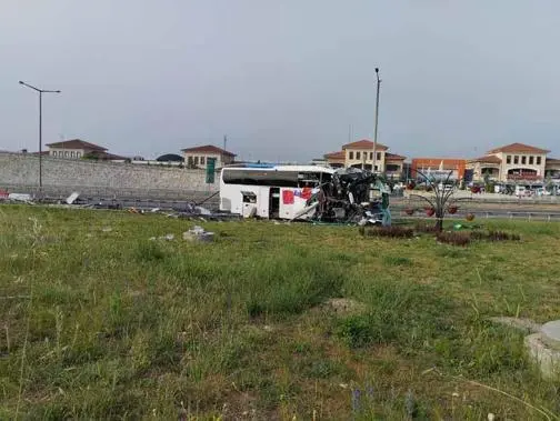 Yolcu otobüsü, bariyer ve tabelaya çarptı: 4ü ağır, 13 yaralı