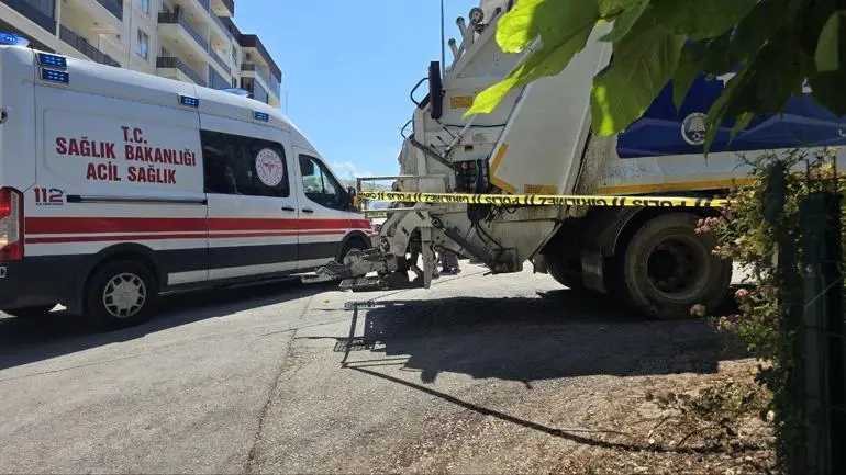 Çöp kamyonunun altında kaldı, hayatını kaybetti