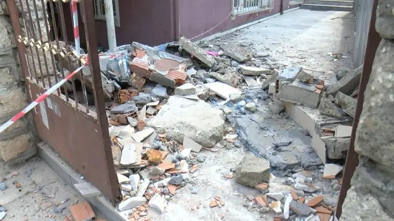 Küçükçekmecede 5 katlı binada dairenin balkonu çöktü: Deprem oluyor zannedildi