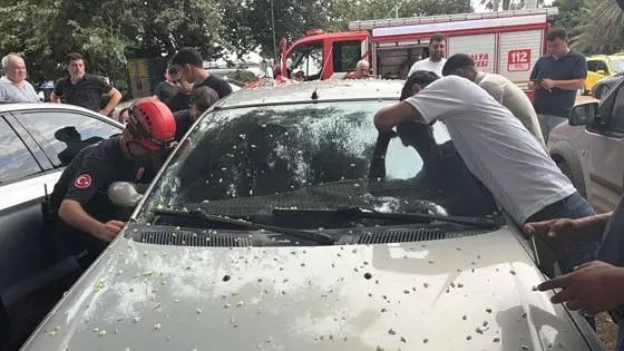 Otomobilde kilitli kalan 1 yaşındaki Firuzu itfaiye kurtardı