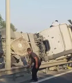 Büyükçekmecede beton tankeri devrildi; yol trafiğe kapatıldı