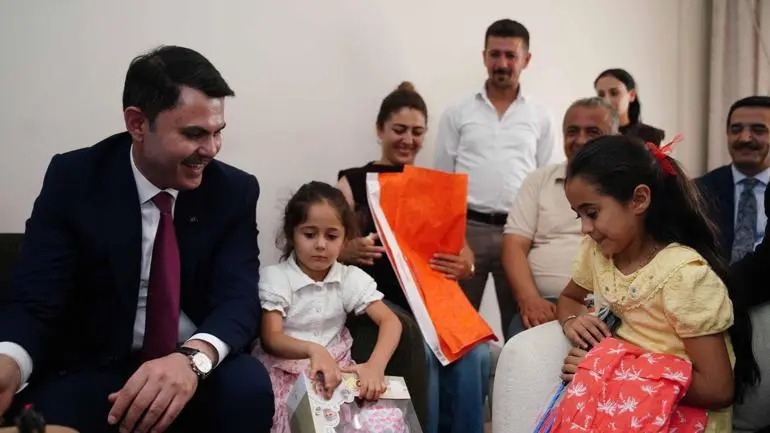 Bakan Kurum Malatya’da Bakırcılar Çarşısı’nı açtı, depremzede aileye misafir oldu