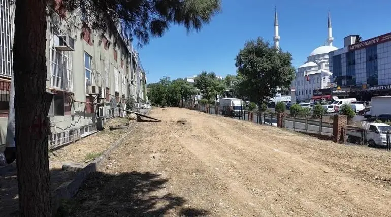Başakşehirde otopark için ağaçlar kesildi iddiası