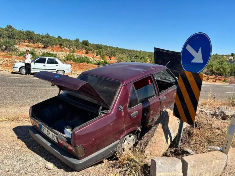 Refüje çarpan otomobildeki 3 kişi yaralandı