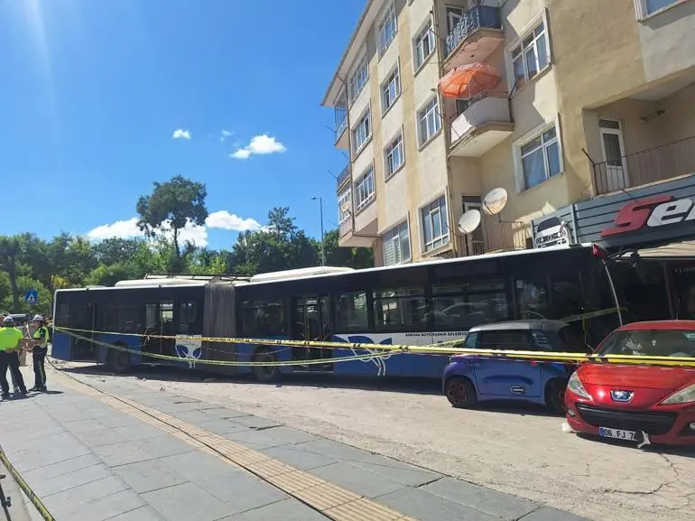 Ankarada belediye otobüsü iş yerine girdi: 7 yaralı