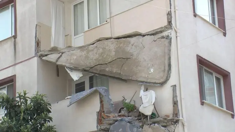 Küçükçekmecede 5 katlı binada dairenin balkonu çöktü: Deprem oluyor zannedildi