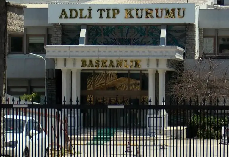 Arnavutköyde boşandığı eşi ve oğlunu tüfekle öldürüp intihar etti; cenazeler Adli Tıp Kurumundan alındı