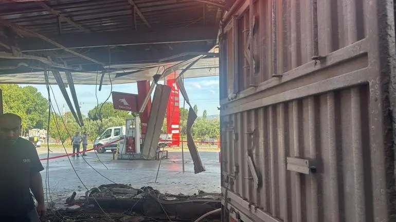 Kömür yüklü TIR, akaryakıt istasyonuna girdi: 1 ölü, 2 yaralı