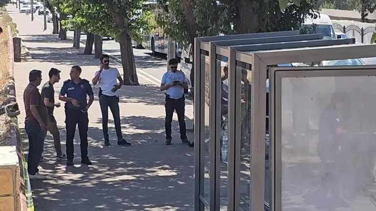 Durakta bekleyen eşini vurdu, polise teslim oldu