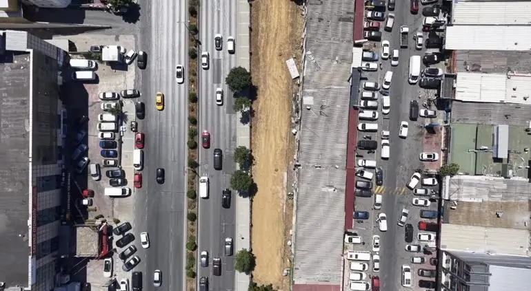 Başakşehirde otopark için ağaçlar kesildi iddiası