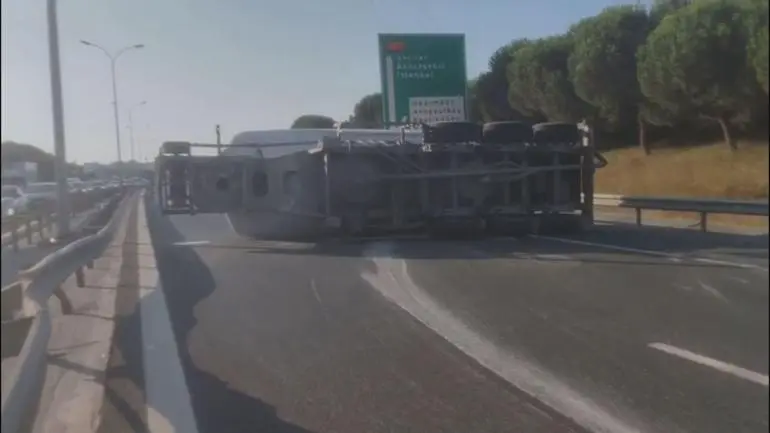 Büyükçekmecede beton tankeri devrildi; yol trafiğe kapatıldı