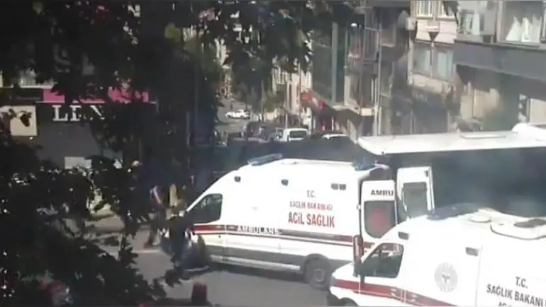 Fatihte İETT otobüsü ambulansa çarptı; 3 yolcu yaralandı