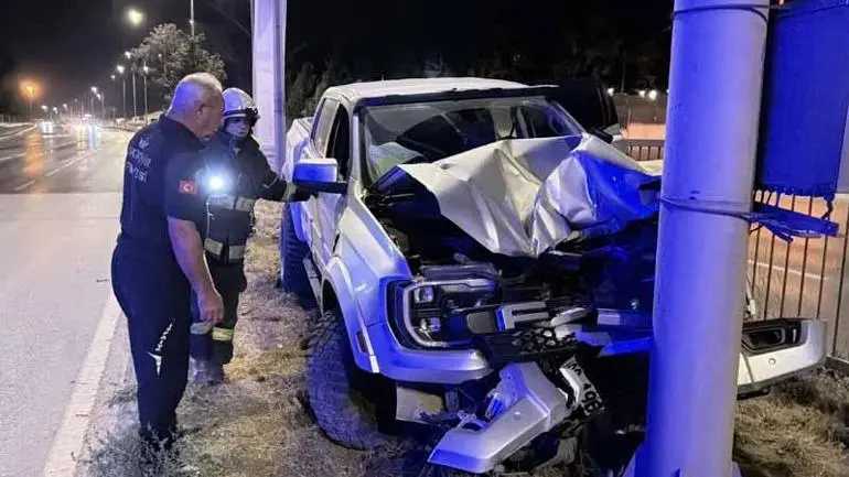 Eskişehirde alkollü sürücünün kullandığı kamyonet aydınlatma direğine çarptı; 1 yaralı
