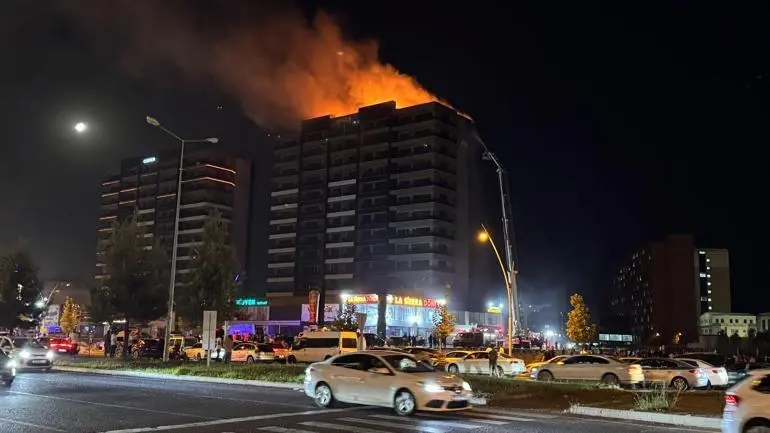 Diyarbakır’da plazada yangın; 5 kişi dumandan etkilendi