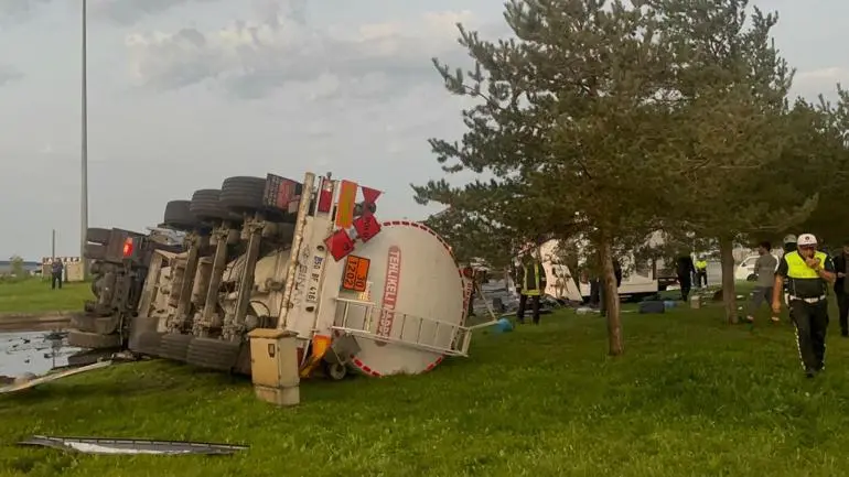 Kayseride yolcu otobüsü ile akaryakıt tankeri çarpıştı: 2’si ağır 35 yaralı
