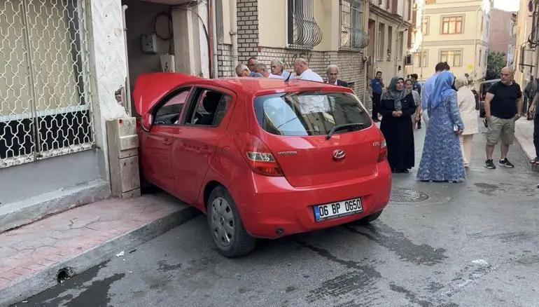 Beyoğlu’nda düğün konvoyunda kaza: Damadın amcası binaya çarptı