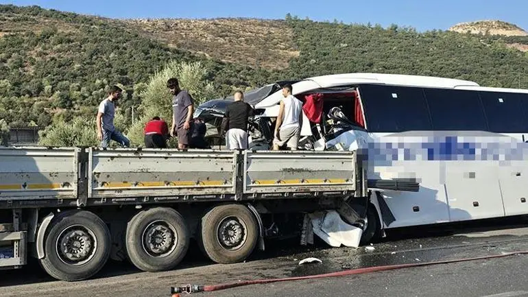 Muğlada tur otobüsü, TIRa çarptı: 2 ölü, 8 yaralı