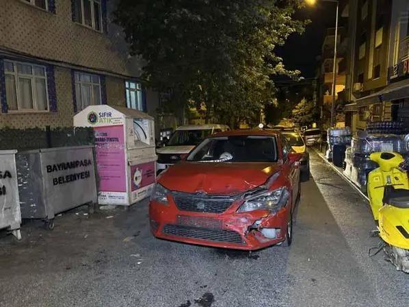Bayrampaşa’da hasta taşıyan ambulans ile otomobil çarpıştı: 3 yaralı