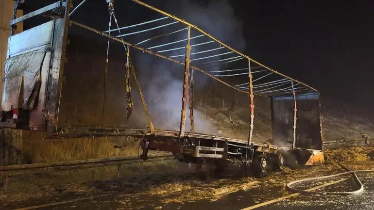 Kuzey Marmara Otoyolu’nda saman yüklü TIRın dorsesi alev alev yandı