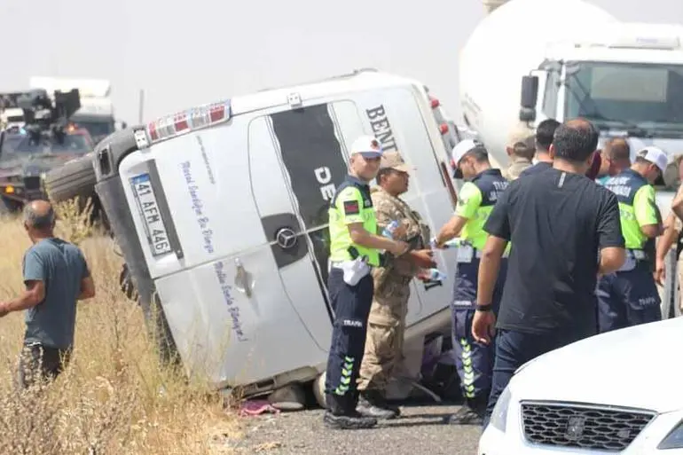 Diyarbakır’da minibüs devrildi: 3 ölü, 11 yaralı