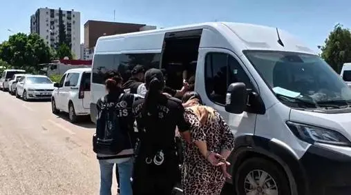 Midesinde 1,5 kilo metamfetaminle yakalanan 2 kadın kurye tutuklandı