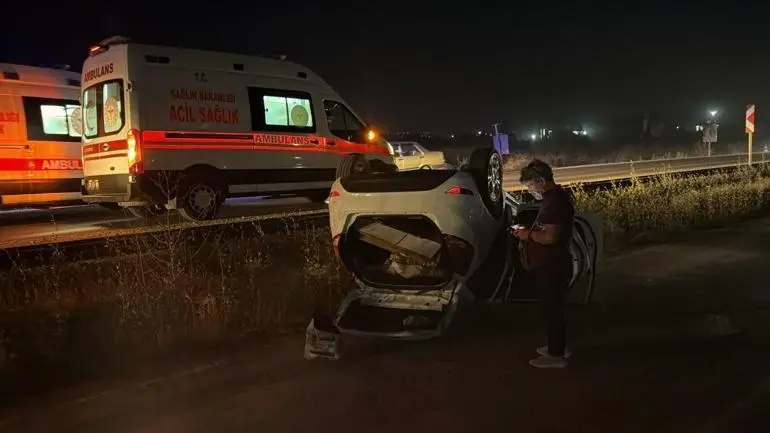 Eskişehir’de şarampole devrilip takla atan otomobildeki 2 kişi yaralandı