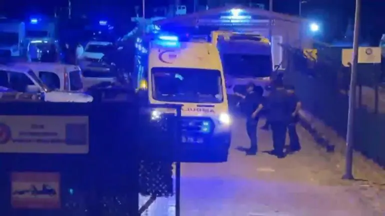 Zeytinburnu açıklarında gemide zehirlenen 4 kişi hastaneye sevk edildi