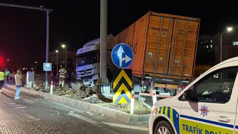 Refüje çıkan TIR’ın sürücüsü yaralandı