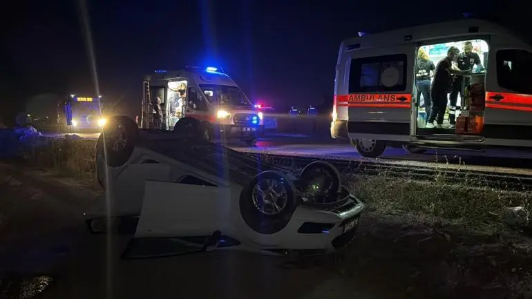 Eskişehir’de şarampole devrilip takla atan otomobildeki 2 kişi yaralandı