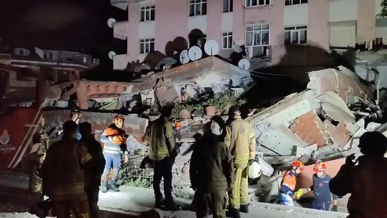 Bahçelievlerde tahliye edilen 4 katlı bina çöktü