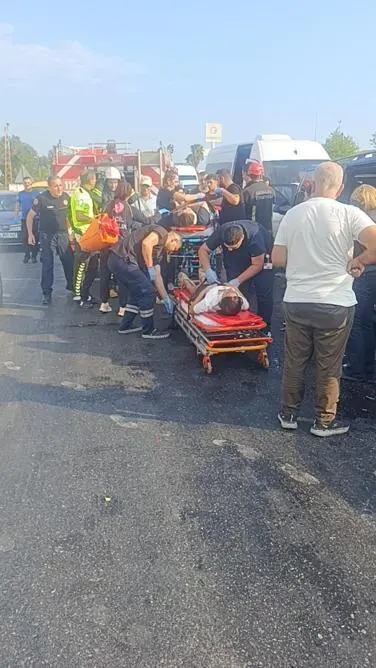 Manavgat’ta 6 araç zincirleme kazaya karıştı; 17 yaralı