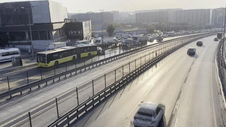 Küçükçekmece D-100de otomobil, İETT otobüsüne çarptı: 3 ölü