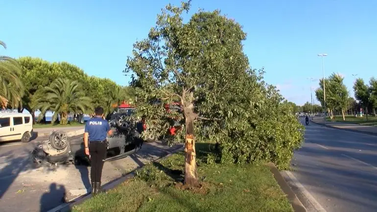 Kartal’da otomobil refüjdeki ağaca çarpıp takla attı: 1 yaralı