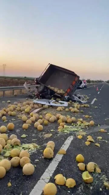 Minibüs, kavun yüklü traktöre arkadan çarptı: 2 ölü, 6 yaralı