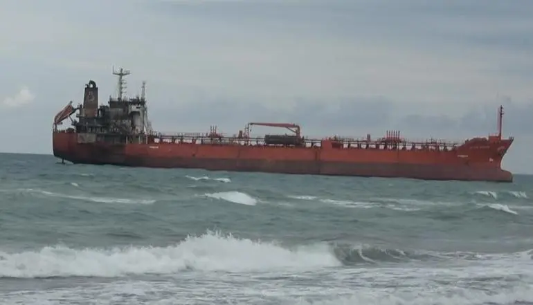 Karadeniz’de dron saldırısına uğrayan tanker, Samsun’da karaya oturdu