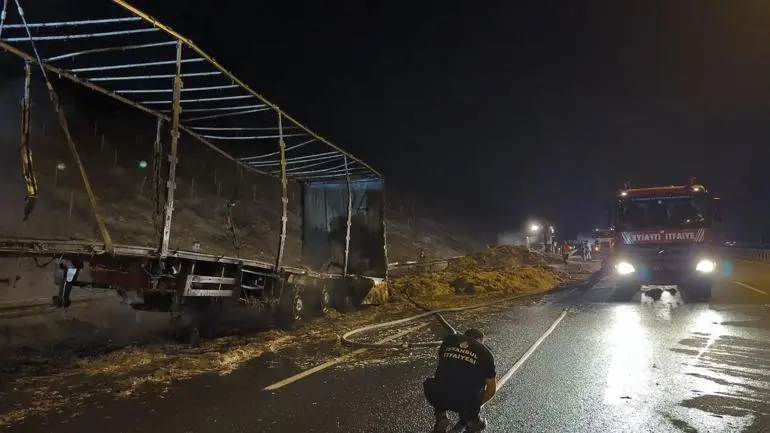 Kuzey Marmara Otoyolu’nda saman yüklü TIRın dorsesi alev alev yandı