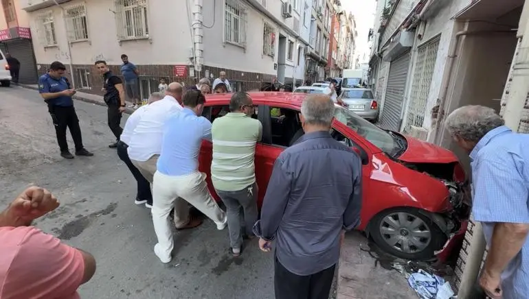 Beyoğlu’nda düğün konvoyunda kaza: Damadın amcası binaya çarptı